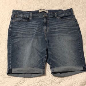 Signature Levi’s Strauss mid rise Bermuda shorts